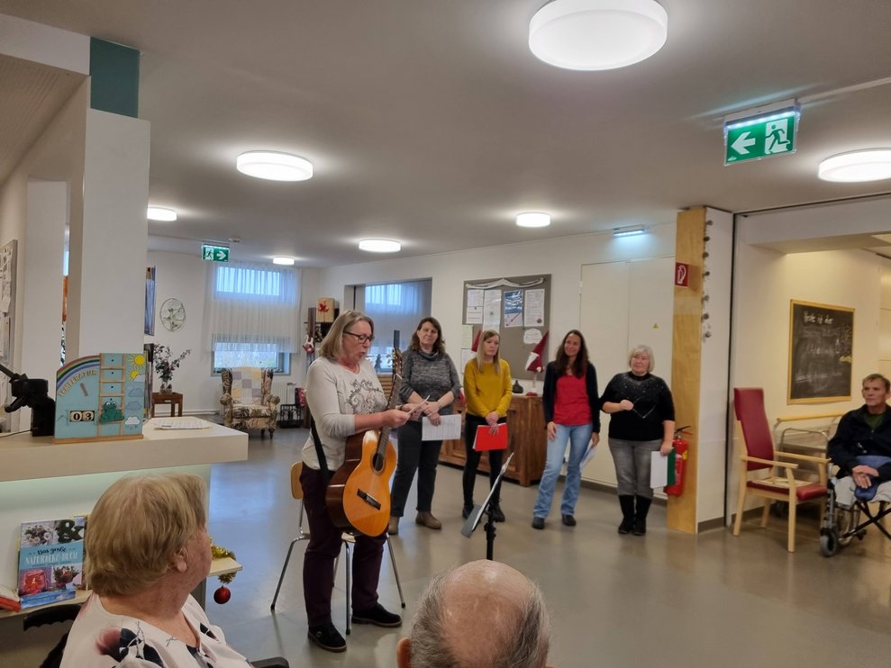 Unser Chor in einem Wohnbereich.