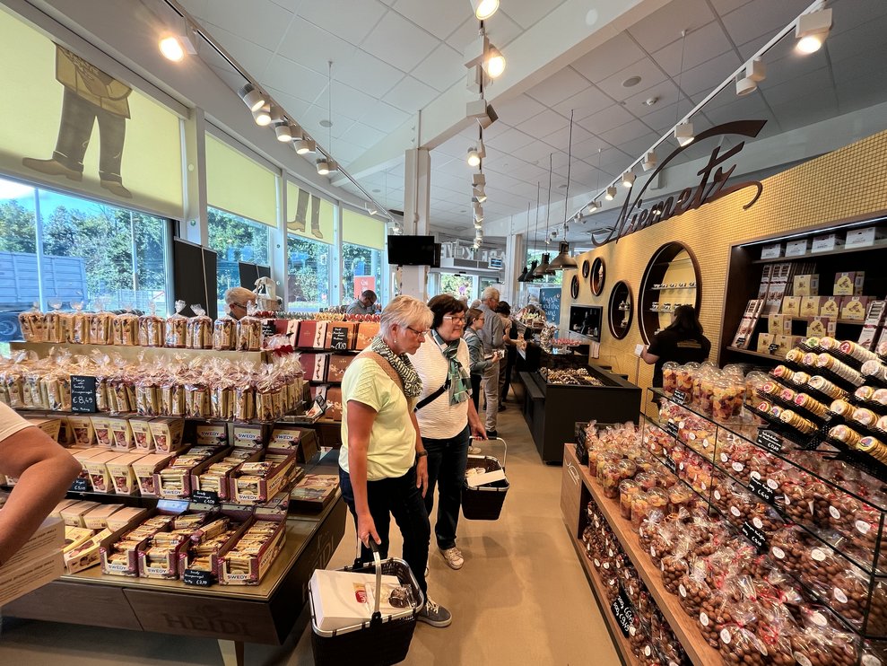 Damen im Schwedenbombenshop beim Einkaufen