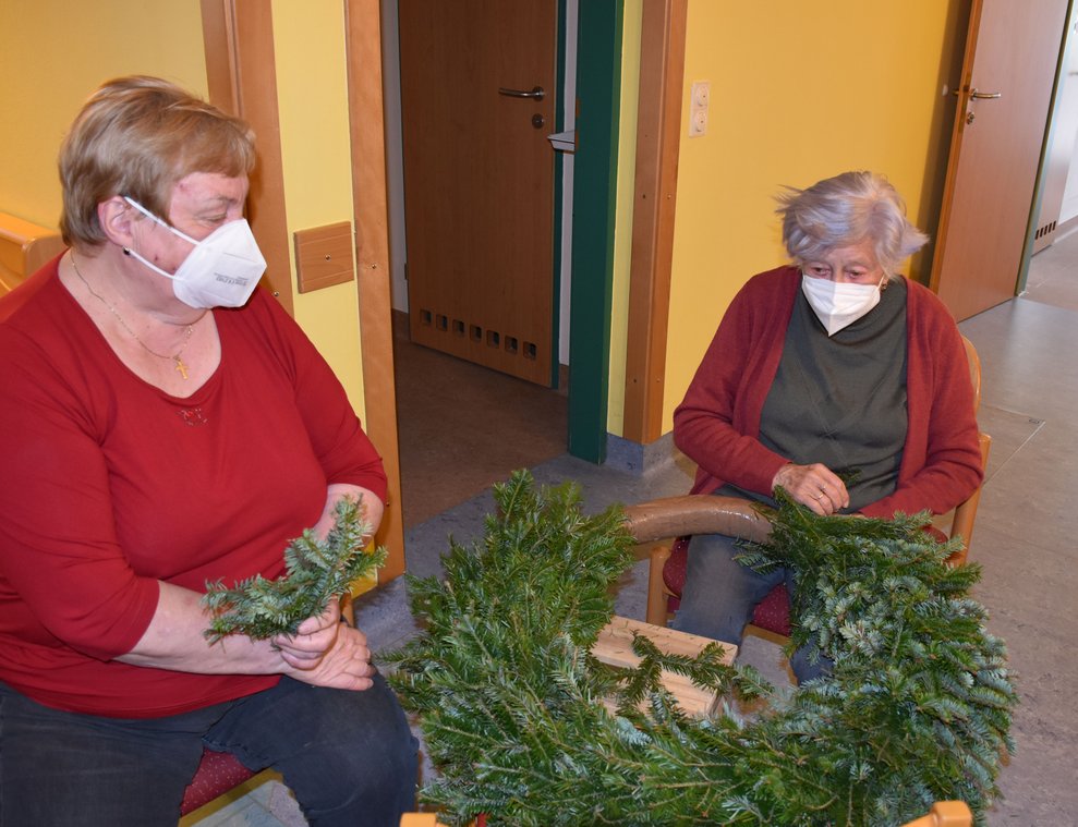 Ehrenamtliche mit Zweigen