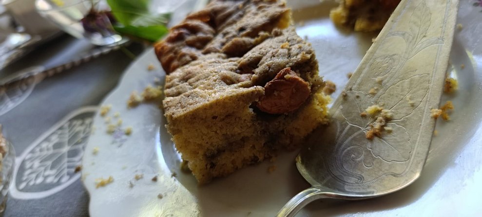 Kuchenstücke und großer Kuchenlöffel liegen auf Teller. 