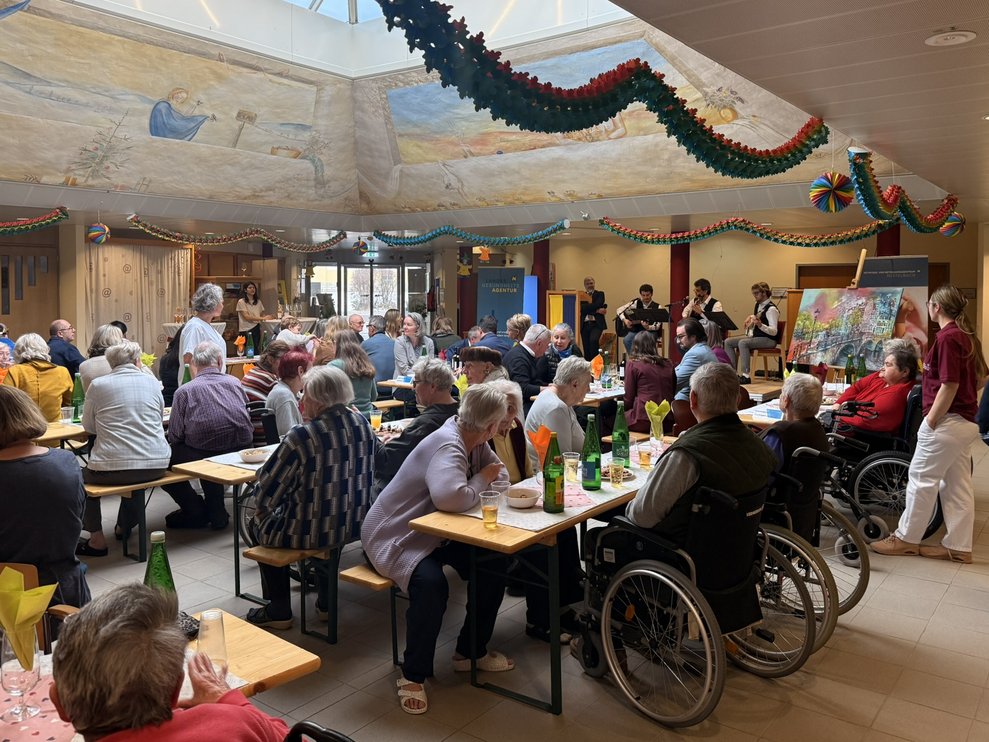 Gäste bei der Vernissage. 