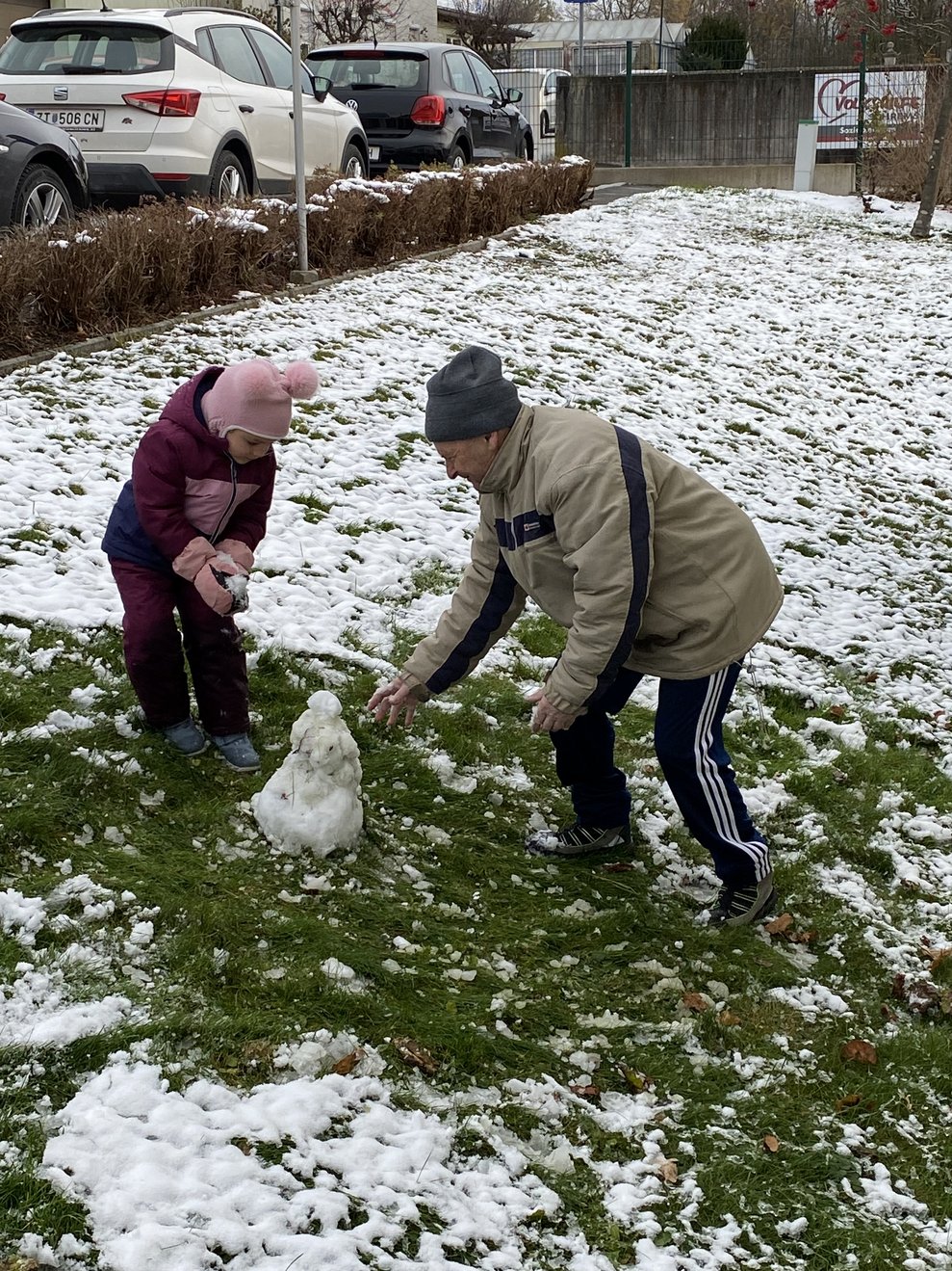 Schneemann bauen unterschiedlichster Altersgenerationen 