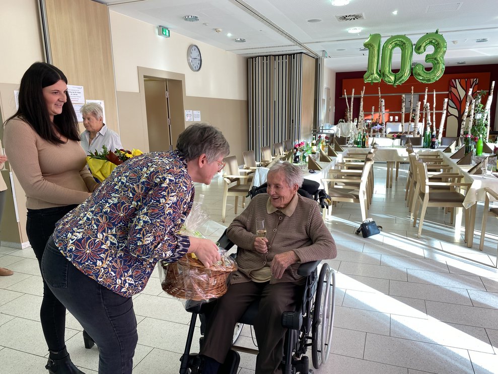 Direktorin Wingelhofer Andrea gratulierte Frau Anibas mit einem Geschenkkorb seitens des Hauses. 