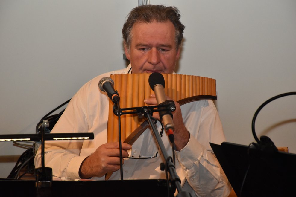 Rudolf Winglhofer spielt auf seiner Panflöte