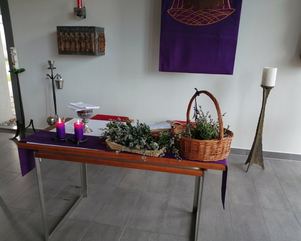 Noch ist das Kreuz verhüllt und der Altar in der liturgischen Farbe Lila geschmückt.
