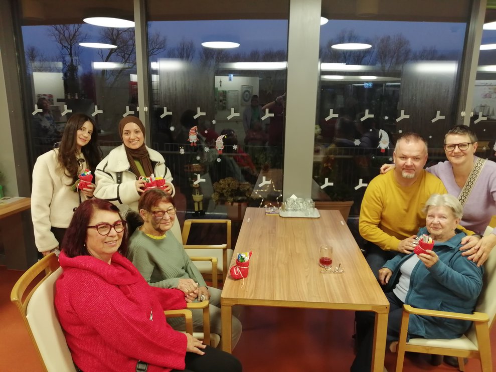 Den Abschluss bildet ein Besuch in unserem Strandcafe, wo auch noch einige Bewohnerinnen mit ihren Angehörigen angetroffen werden.