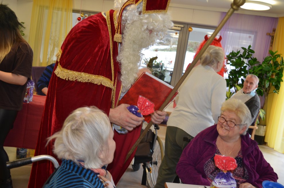 hl. Nikolaus liest aus seinem Buch