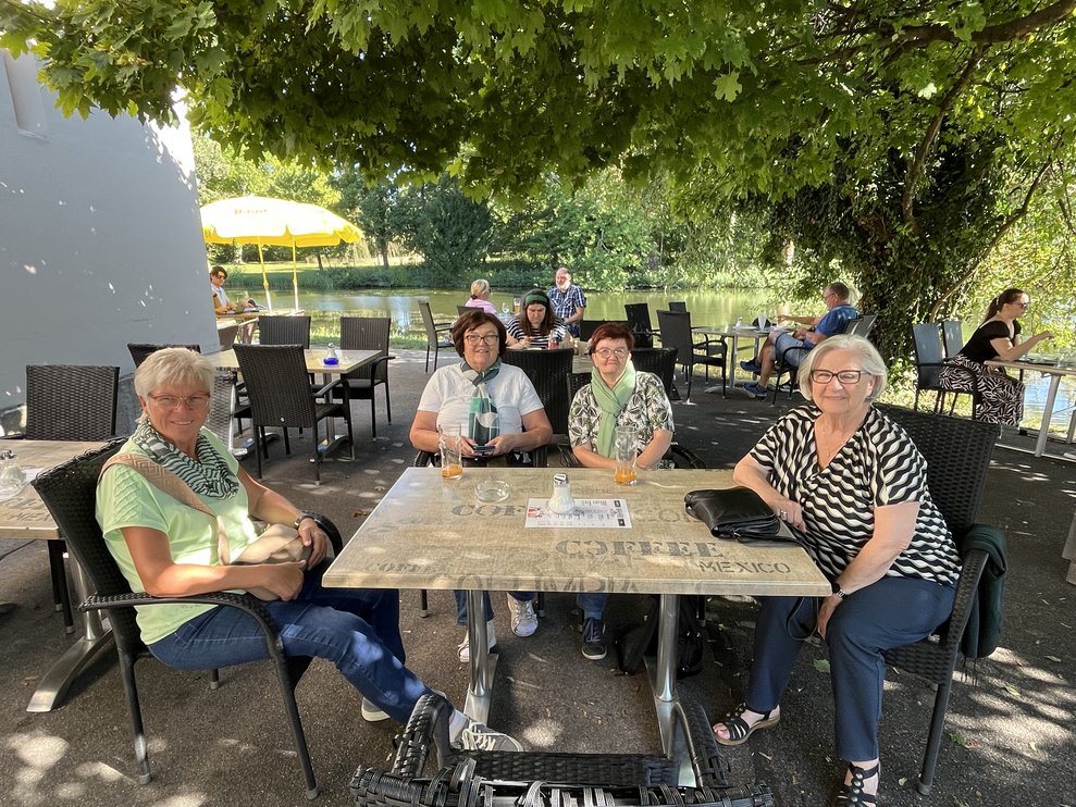 Damen rund um Tisch sitzend