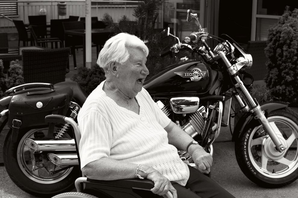 Frau mit Motorrad