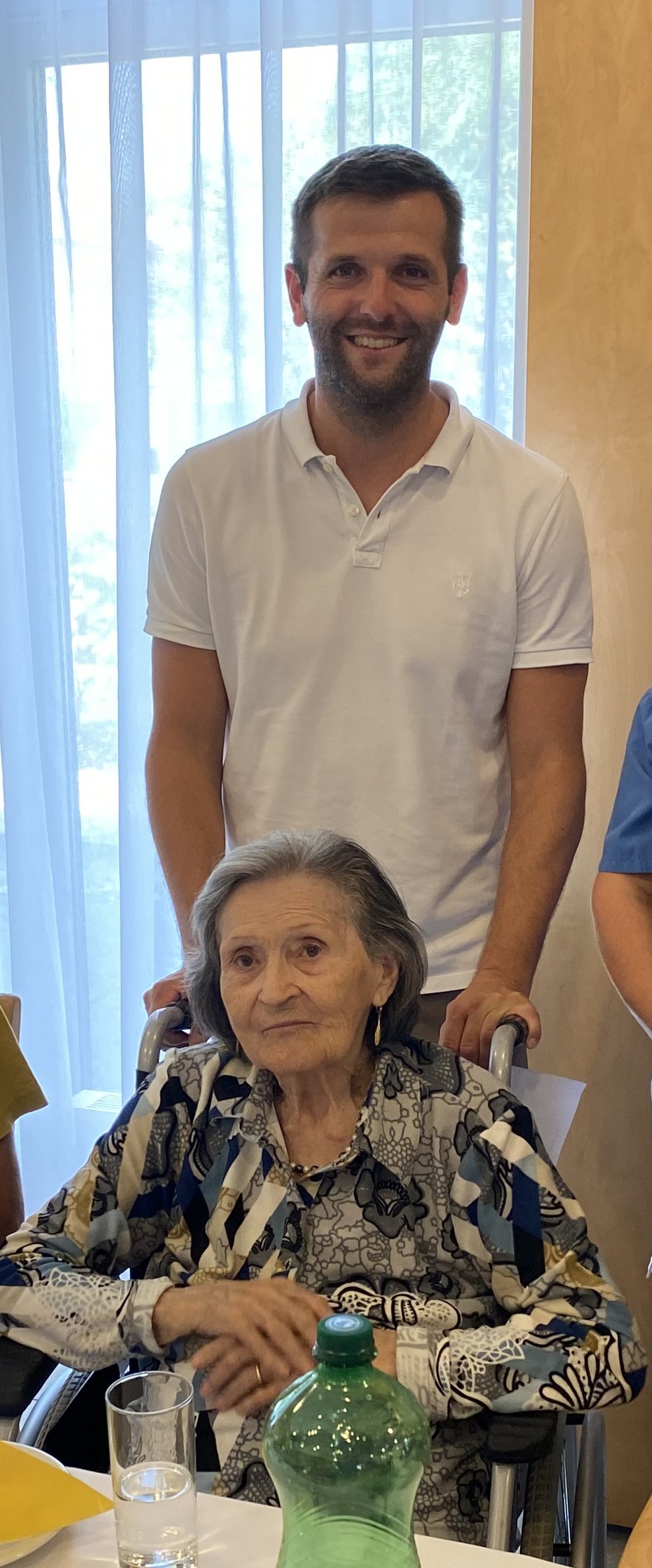 Jubilarin mit Gratulanten