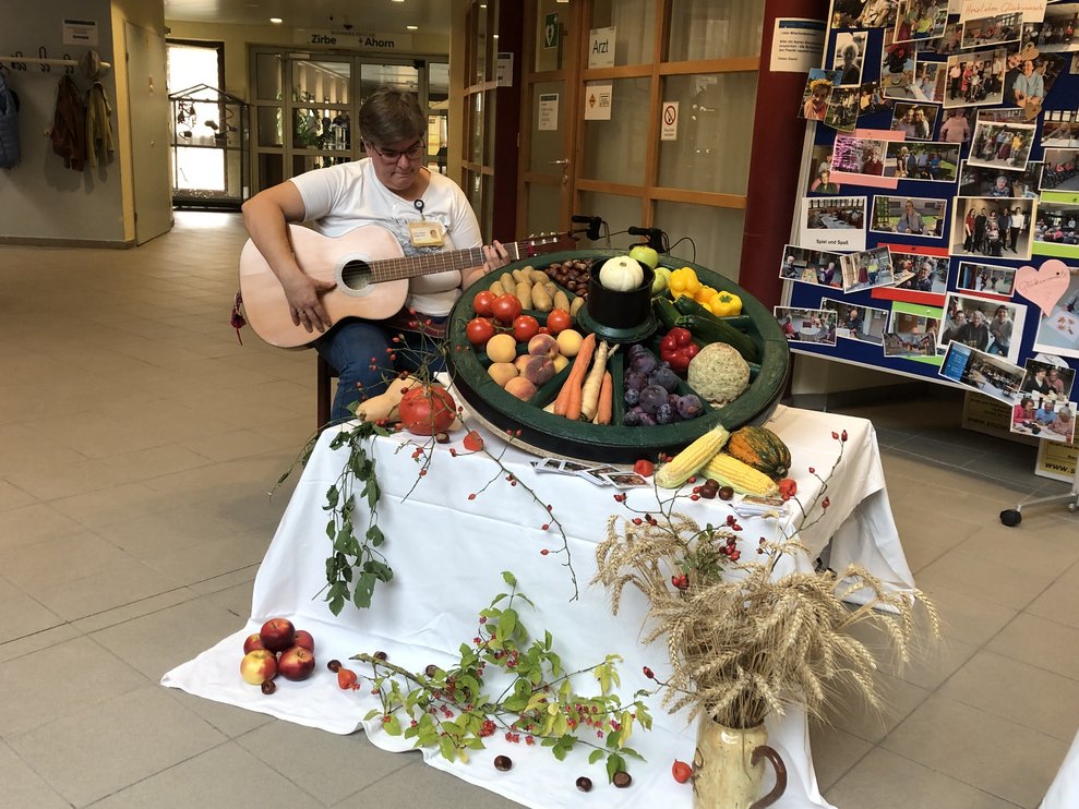 Eine Frau spielt mit der Gitarre. 