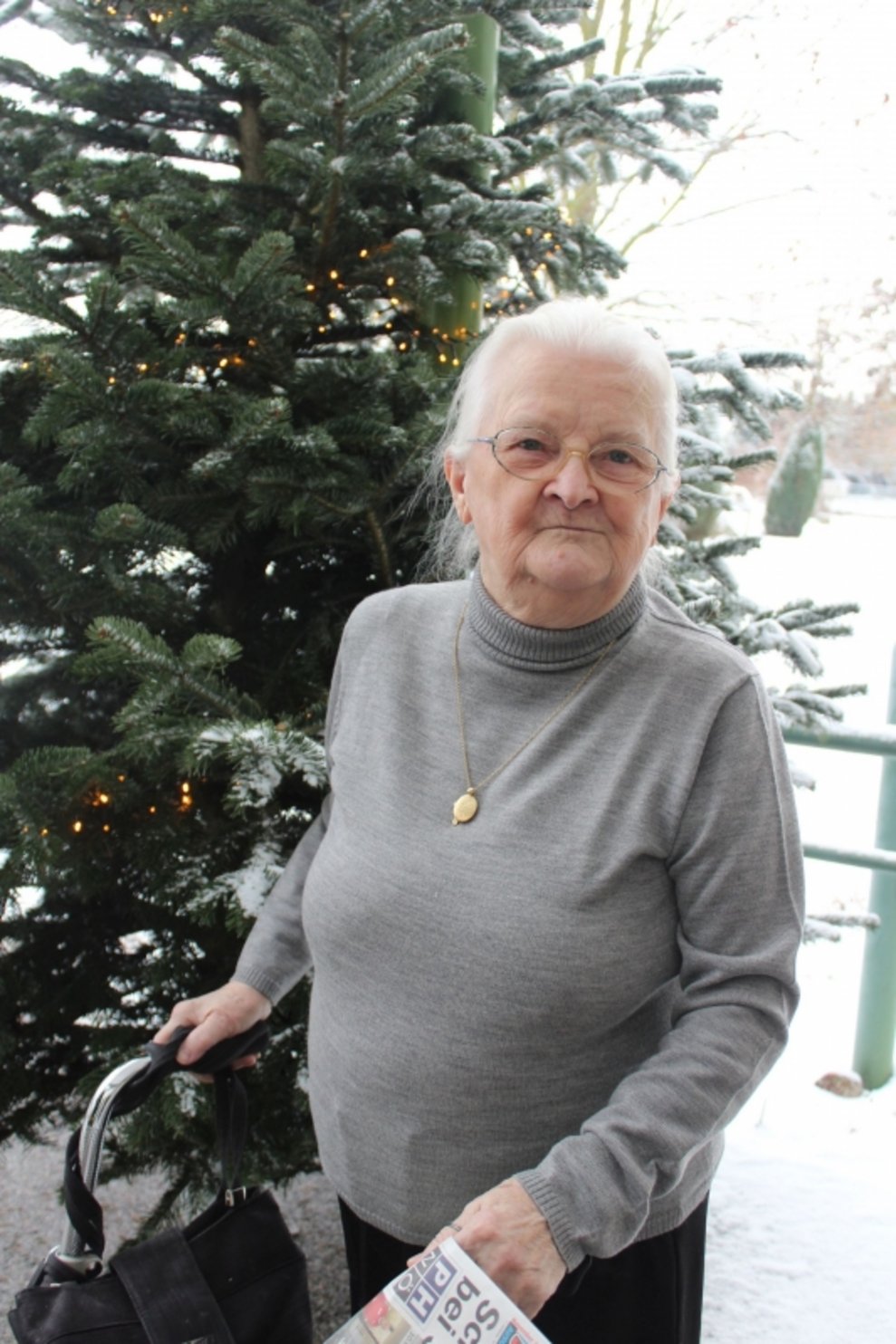 Eine Bewohnerin beim Christbaum.