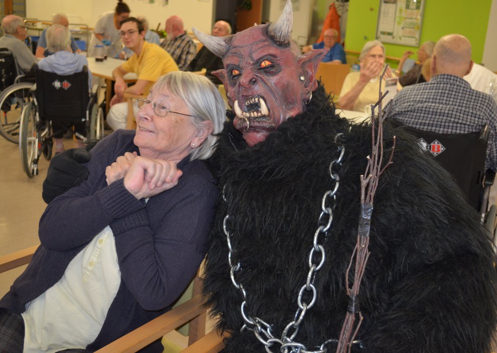 Krampus mit Bewohnerin
