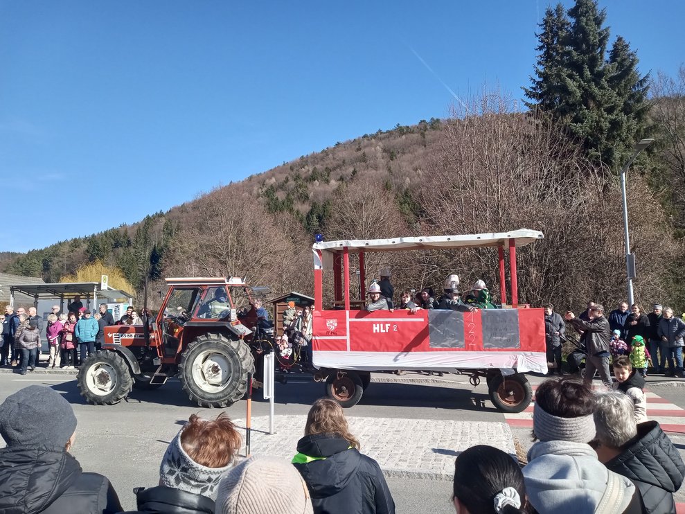 Traritrara, die Feuerwehr ist auch schon da.