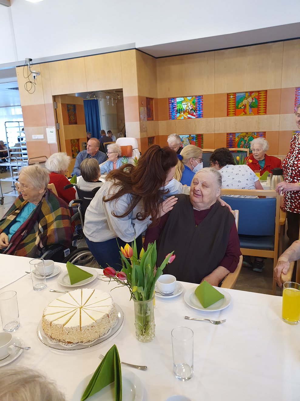 Pflegeleitung gratuliert Jubilar