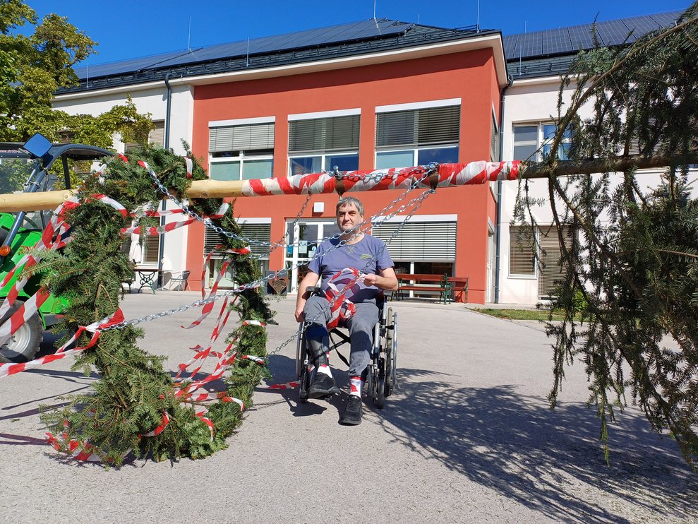 Bewohner schmückt den Baum.