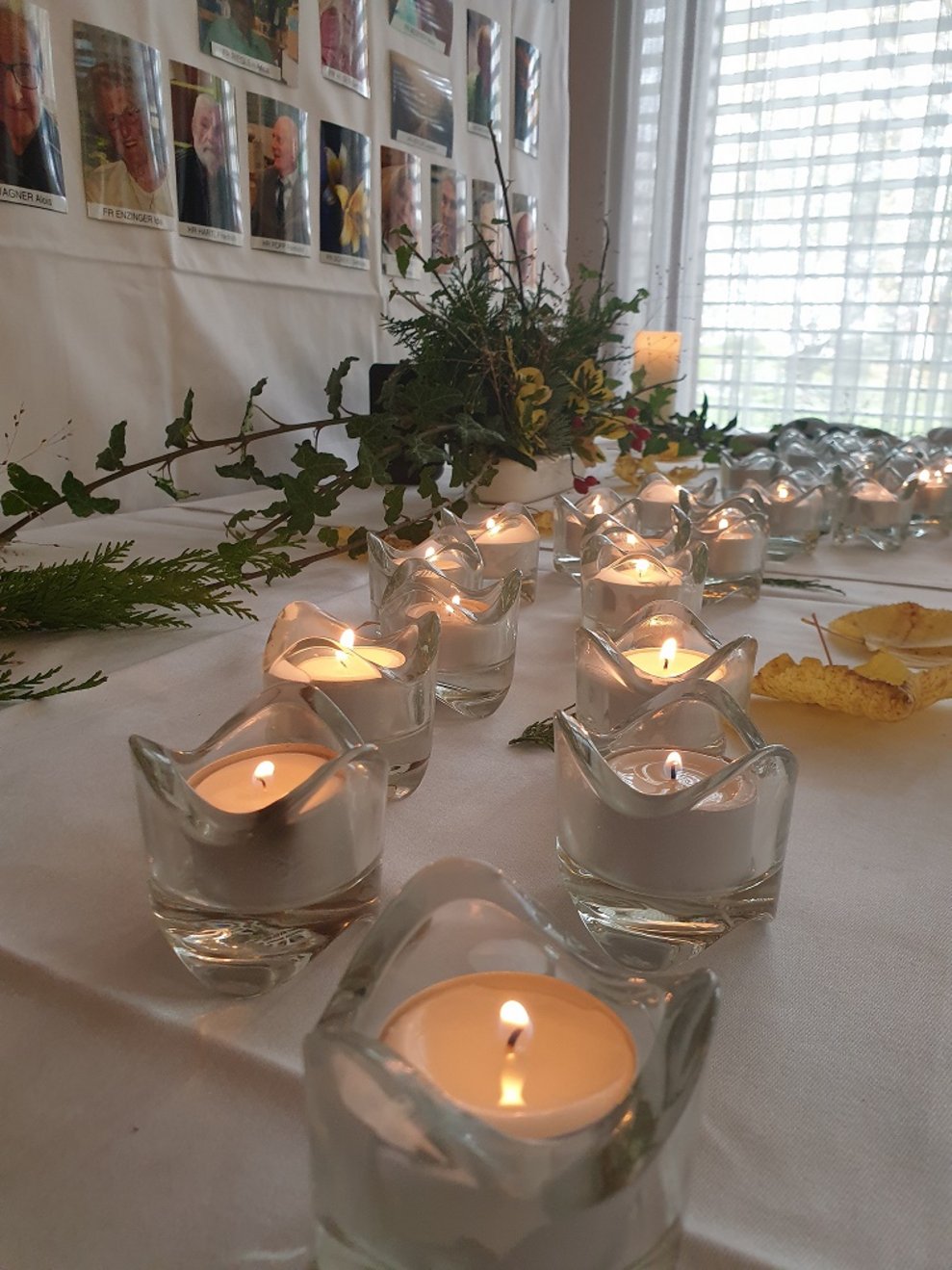 Viele angezündete Teelichter.
