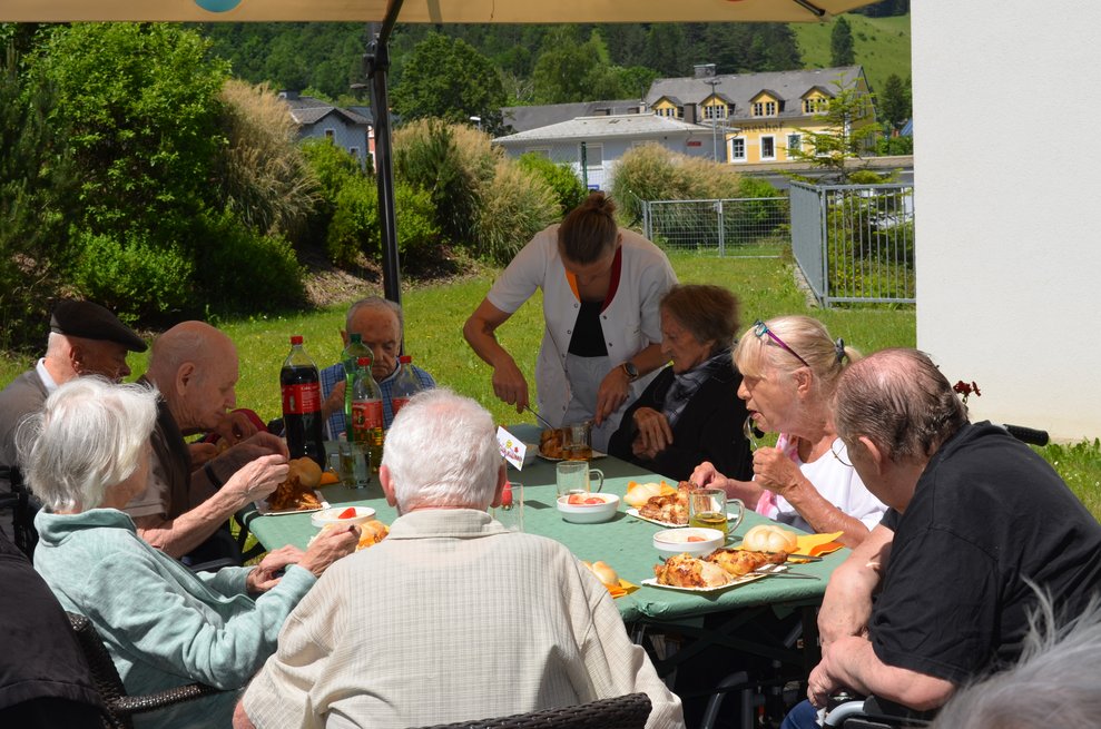 BewohnerInnen essen auf der Terasse