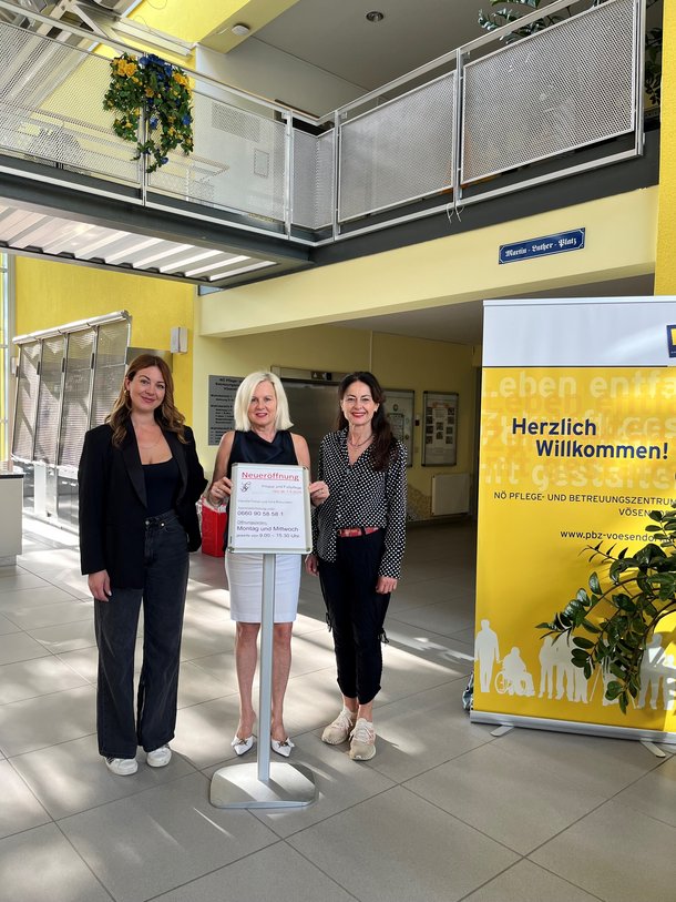 Neueröffnung Friseur und Fußpflege – Auf dem Foto zu sehen: Irina Brauneder, Dir. Elisabeth Grötzl und Claudia Felser. Hier gehen Pflege, Schönheit und Wohlbefinden Hand in Hand.