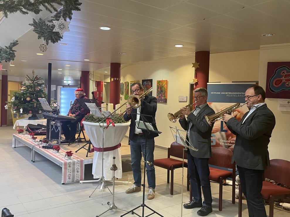 Die Musiker mit ihren Instrumenten. 
