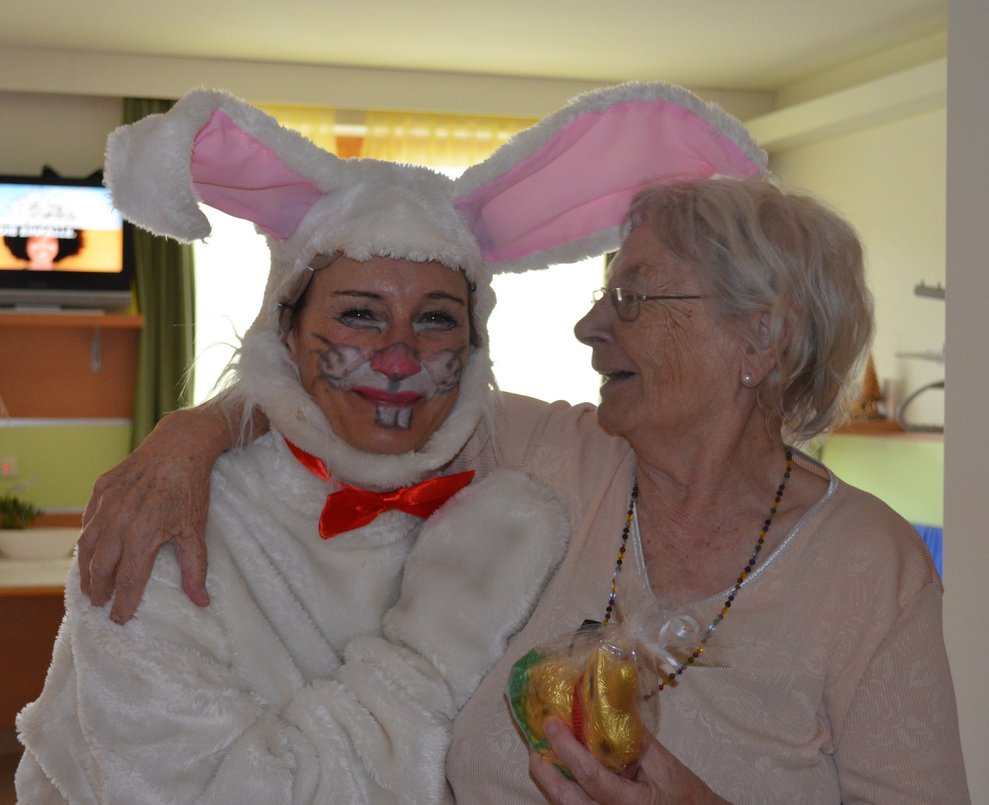 Bewohnerin umarmt Osterhase