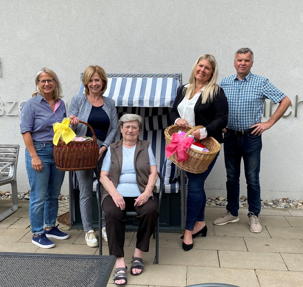 Fam. Planer übergibt die Körbe mit den süßen Mitbringseln für unsere MitarbeiterInnen.