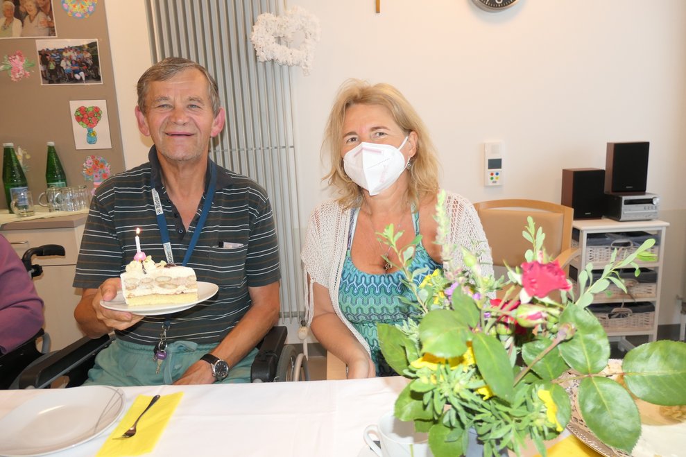 Eine Frau und ein Mann mit einem Stück Torte.