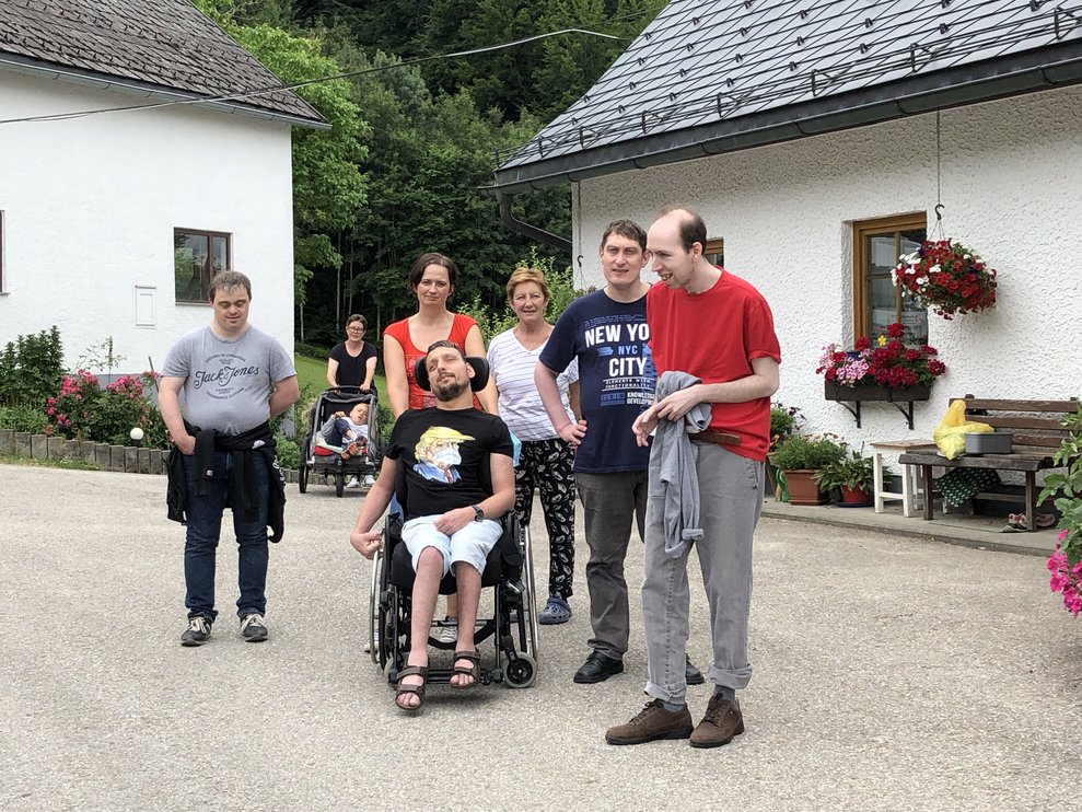 Personen stehen draußen