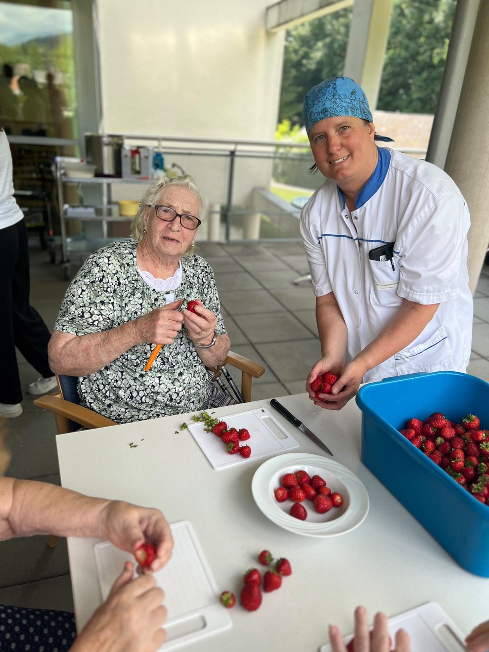Frau Kernbeis Maria und Helga Haubenberger beim Erdbeeren schneiden