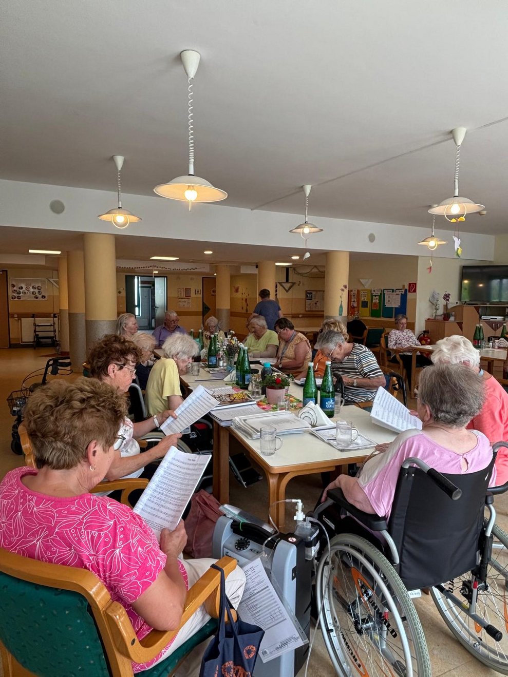 Personen beim Singen.