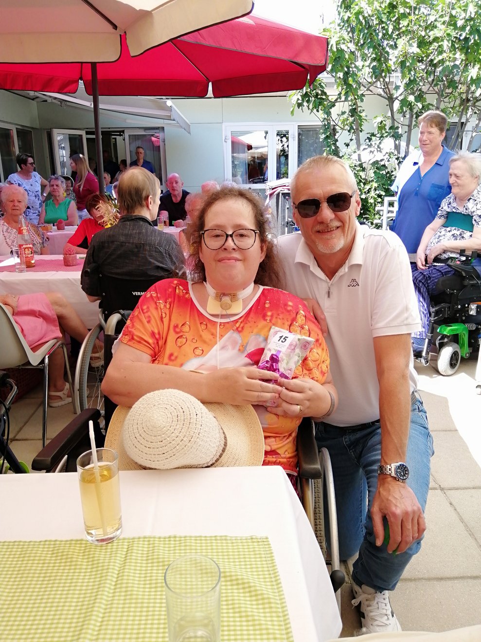 Kaufmännischer Direktor mit Bewohnerin