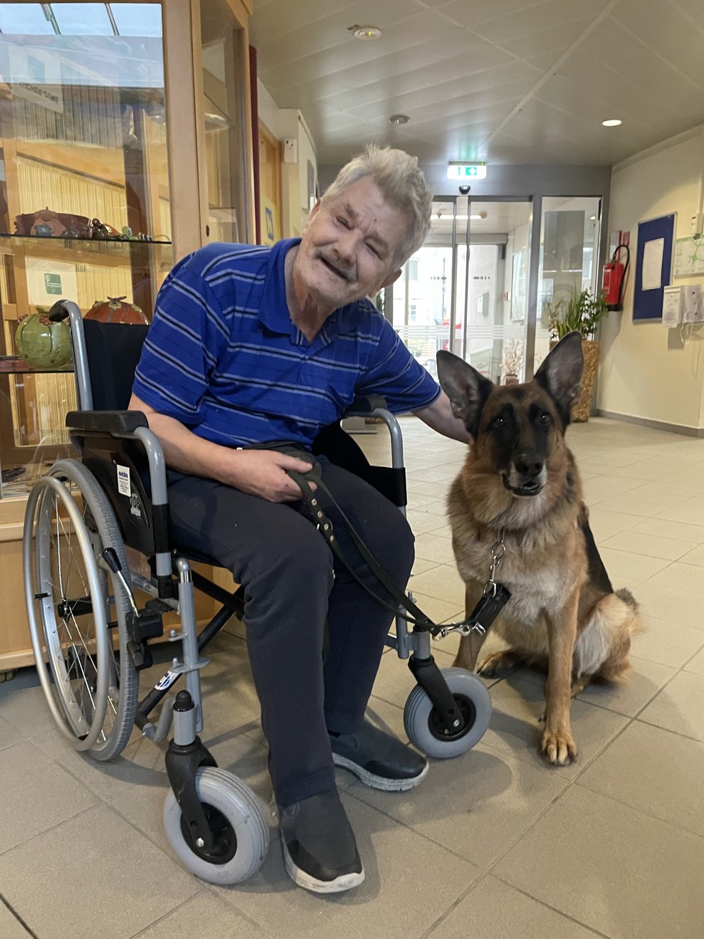 Ein Herr und ein Hund. 