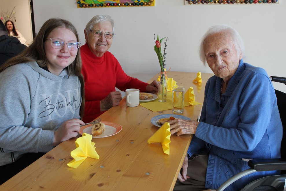 Die von den SchülerInnen mitgebrachte Biskuitroulade ebenso.