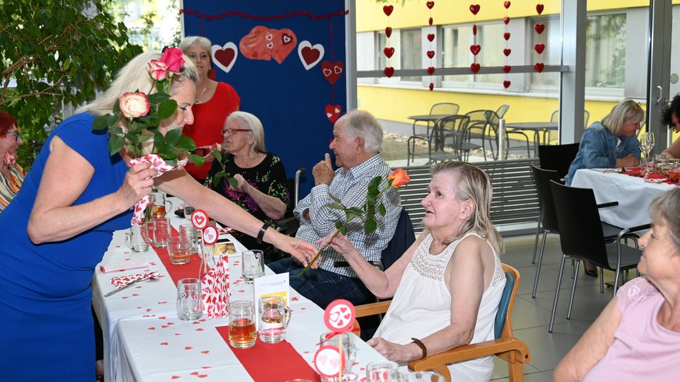 Frau Dir. Grötzl übergibt Blumen an unsere Bewohner.