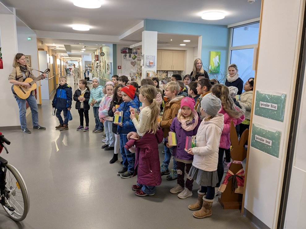 Die Kinder beim Singen.