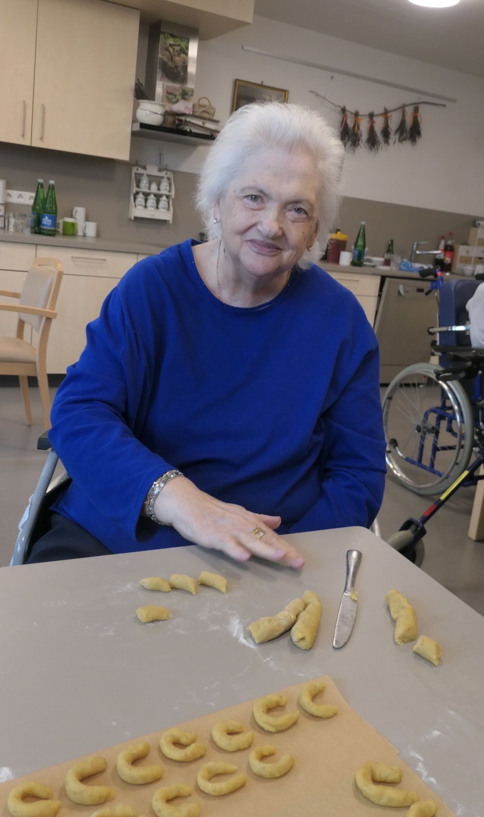 Eine Dame beim Vanillekipferl wuzeln.