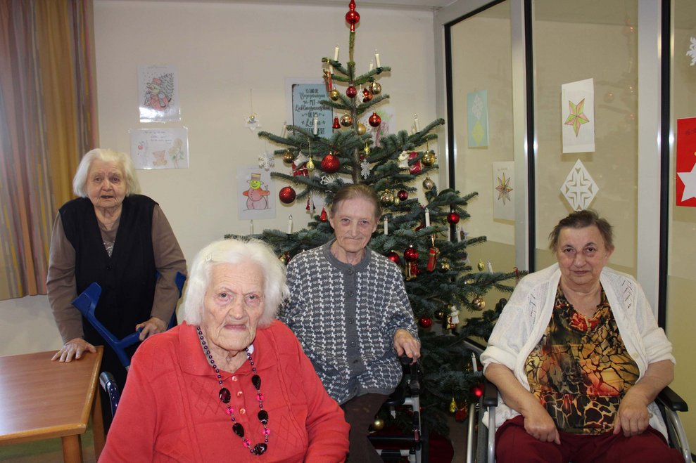 BewohnerInnen schmücken Christbaum