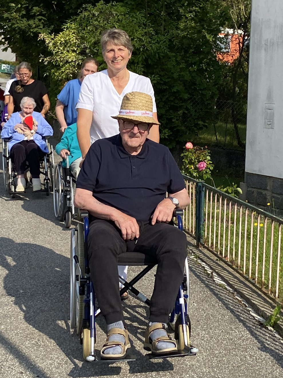 MEA Martha führt den Rollstuhlkonvoi an.