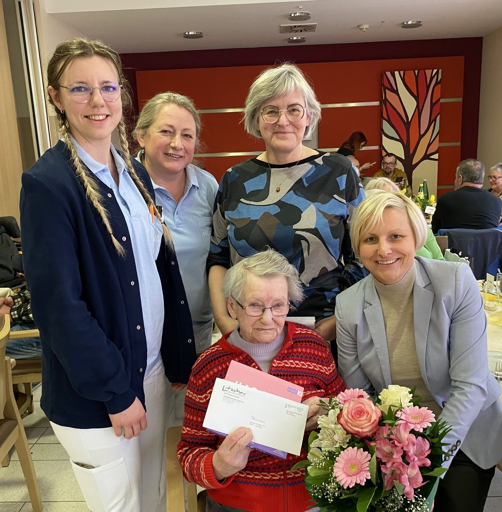 Frau Schrenk freut sich über die vielen Gratulationen...