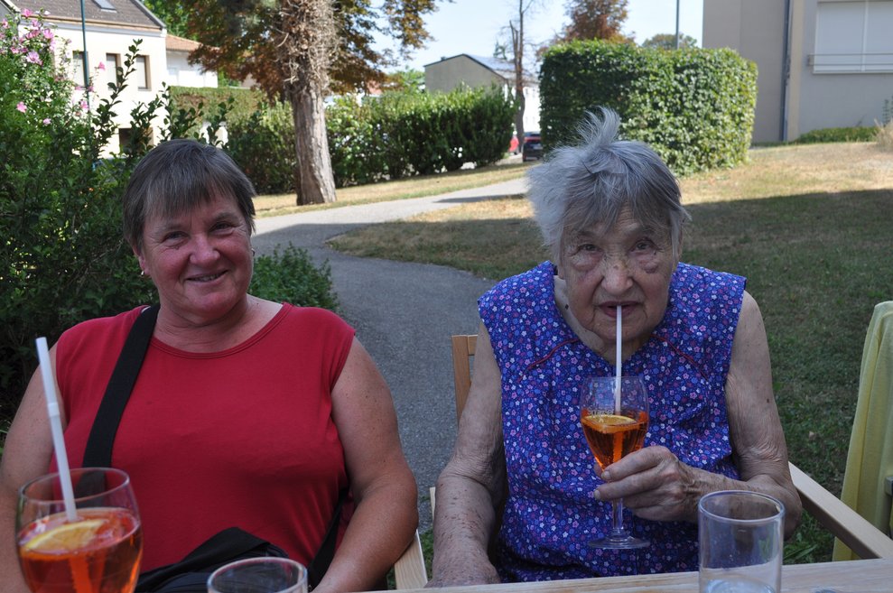zwei ältere Damen mit Aperol Spritzern