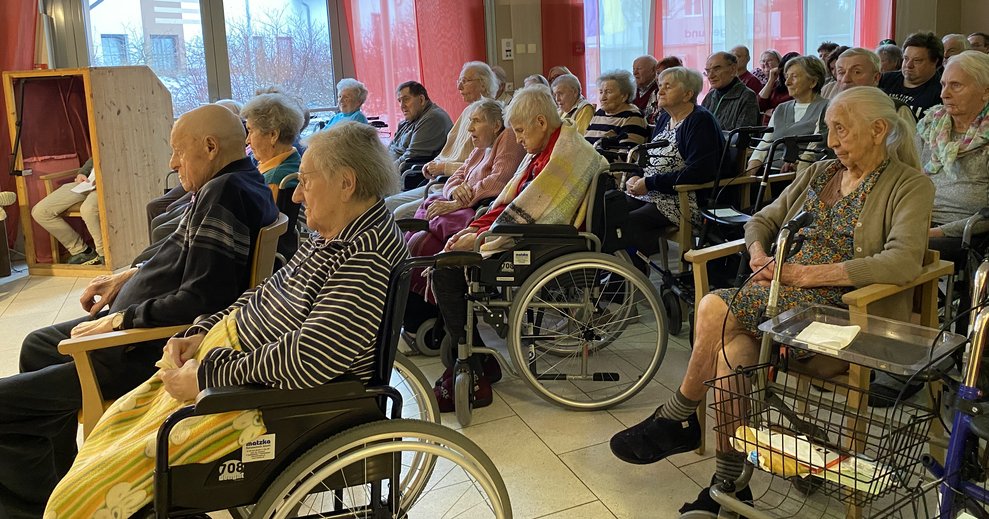 Viele Bewohnerinnen und Bewohner sahen zu.