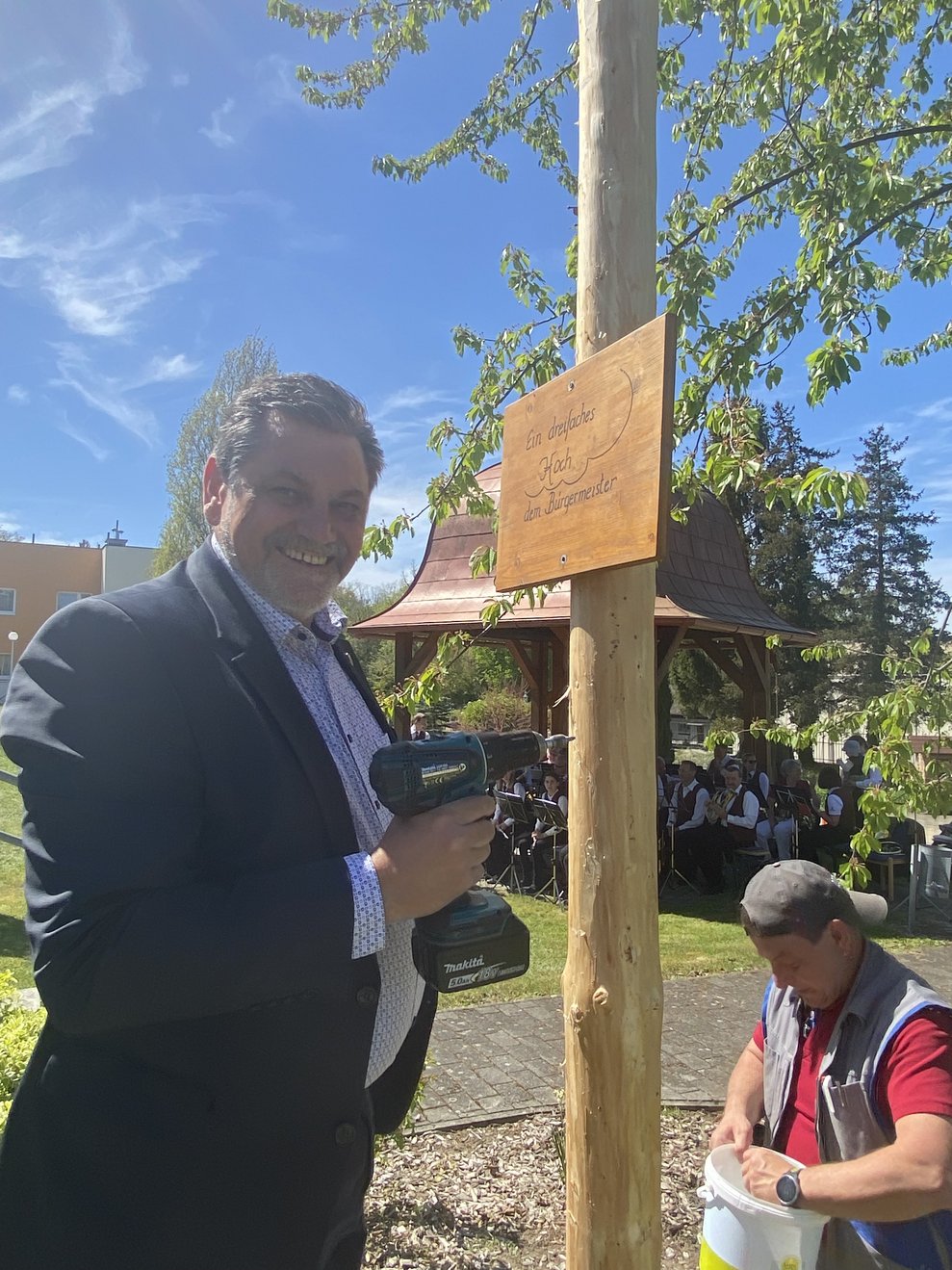 Bürgermeister Peter Müller spendet den Maibaum ans Pflege- und Betreuungszentrum