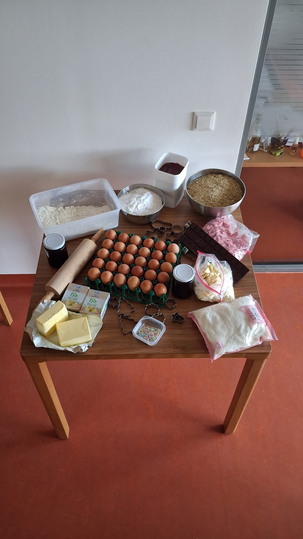 Ganz wichtig für den Advent und einen Adventmarkt sind selbstverständlich selbstgemachte Kekserl. Wie man weiß, die Ersten schmecken ja immer am Allerbesten.