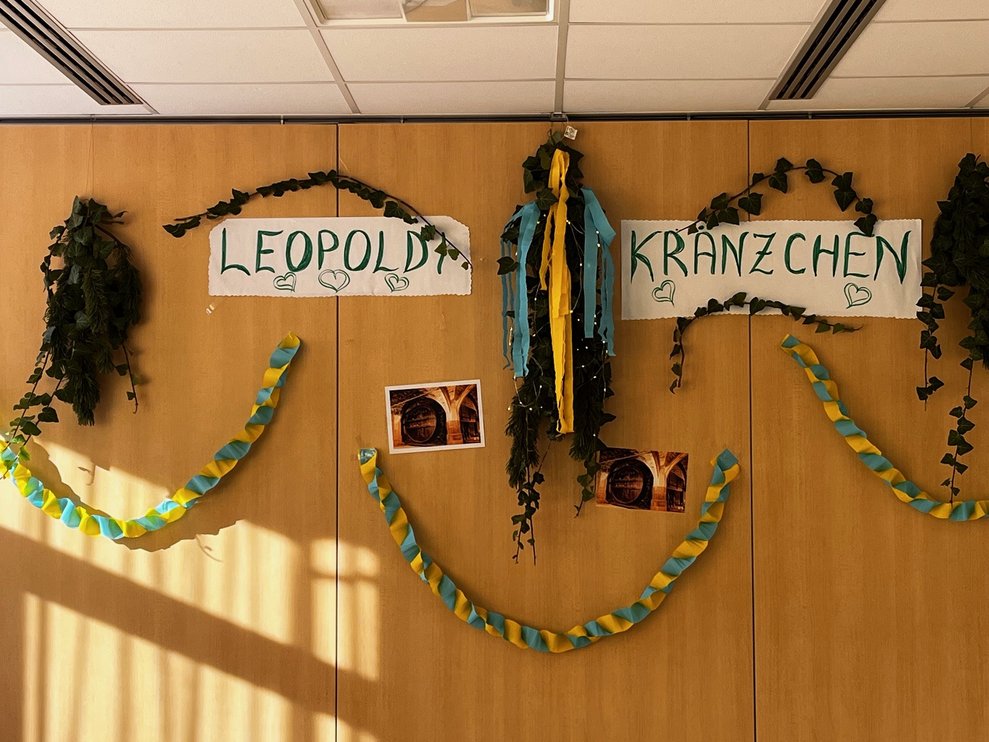 die geschmückte Wand im Festsaal