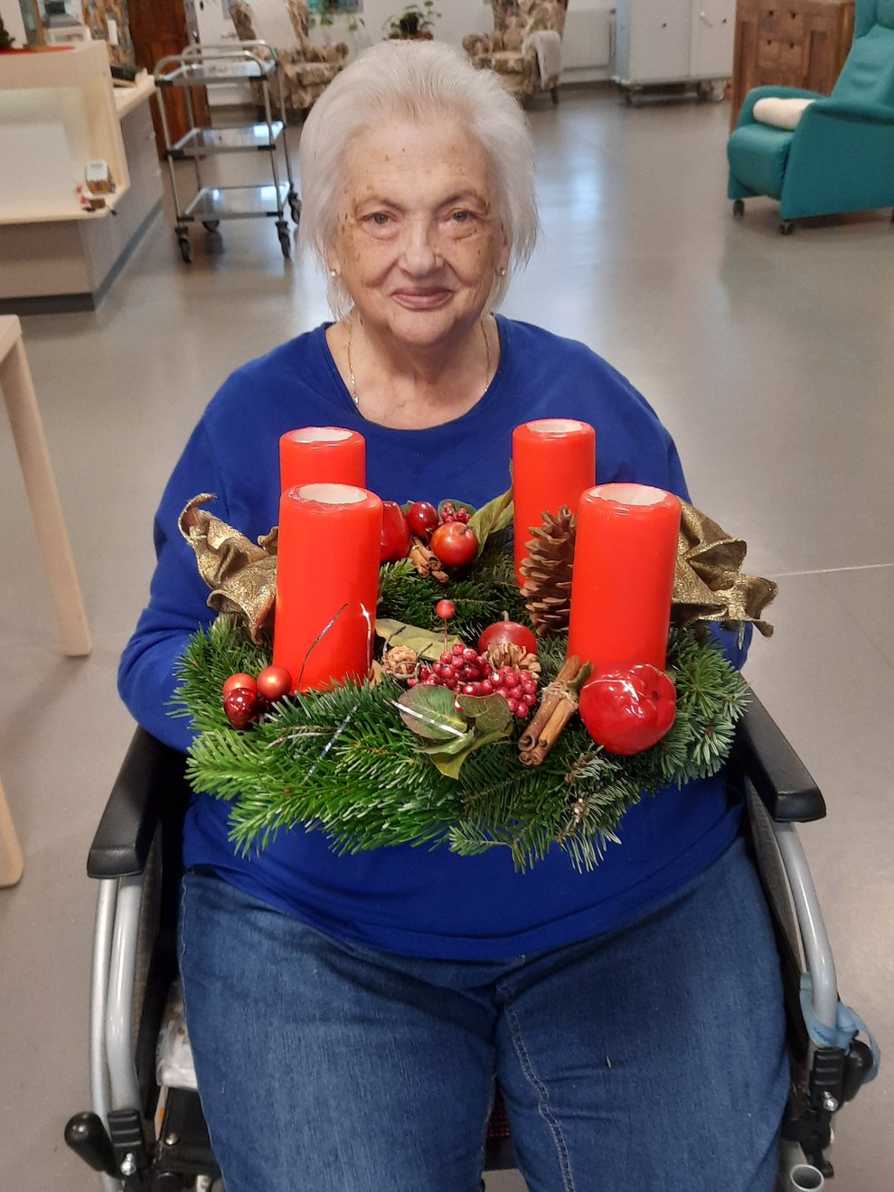 Eine Dame mit dem Adventkranz.