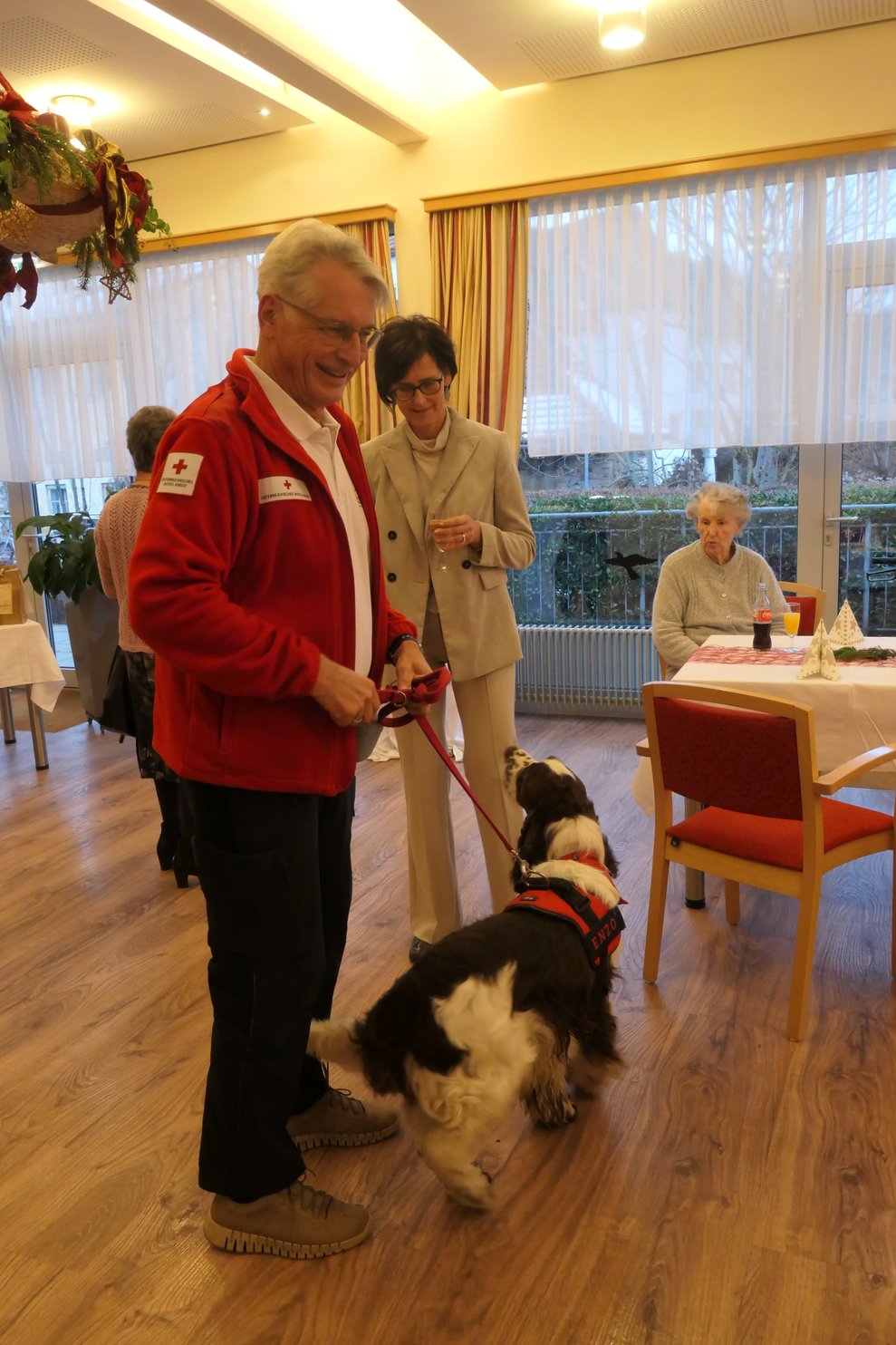 Therapiehund mit Herrl und unserer Direktorin.
