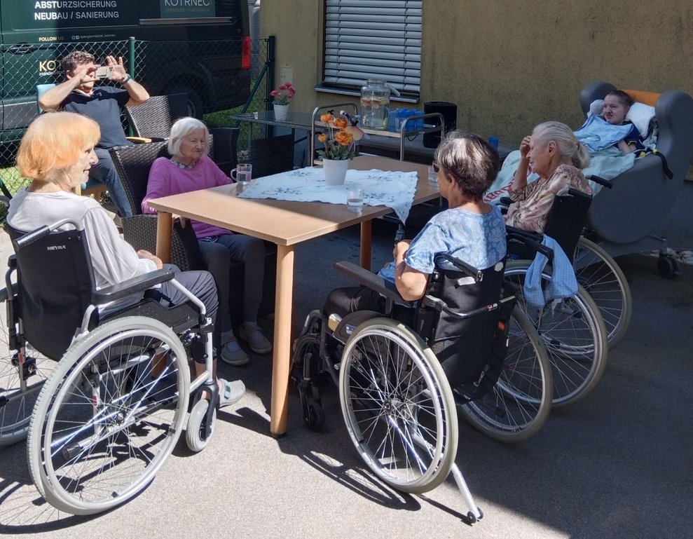 Mehrere Bewohner im Rollstuhl