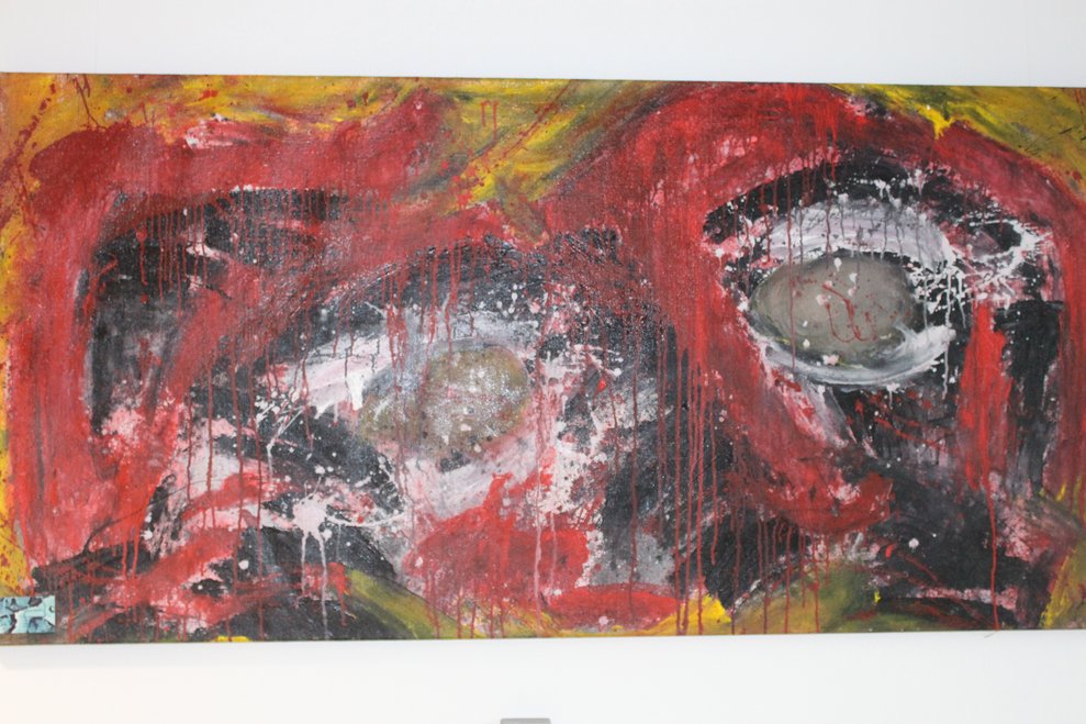 Herr Stiegler arbeitet vorwiegend mit Acryl, aber auch mit Ölfarben, Sand, Lack und Strukturpasten.
