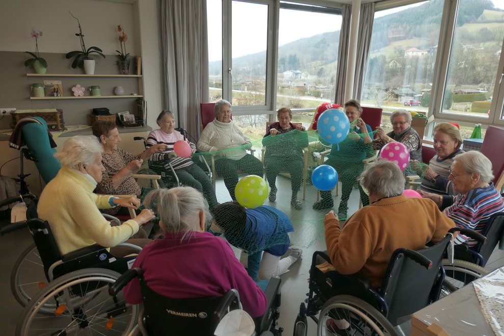 Ein Netz wird aufgespannt.