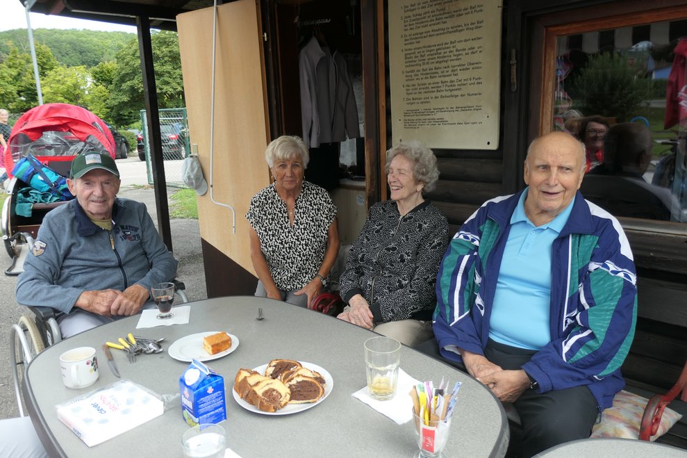 Einige Personen bei Kaffee und Kuchen.